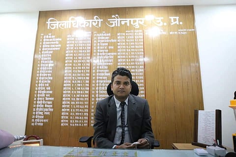 जौनपुर- जिलाधिकारी कार्यालय फरियाद लेकर पहुंची महिलाएं