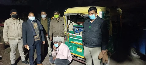 650 क्वाटर नकली देशी शराब व बजाज ऑटो UP 93BT0963 के साथ गिरफ्तार किया गया