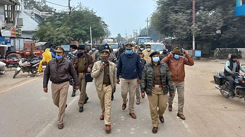 कस्बा मोंठ में क्षेत्राधिकारी मोंठ की अगवानी में हुआ फुट मार्च