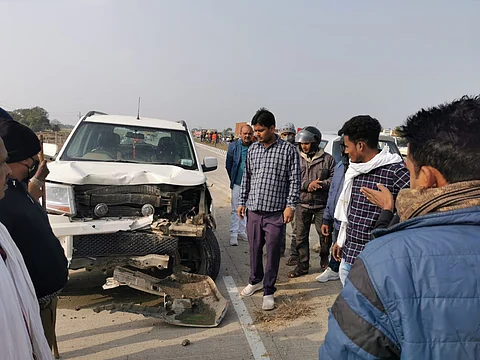 सड़क दुर्घटना में बाइक सवार दो युवकों की हुई दर्दनाक मौत