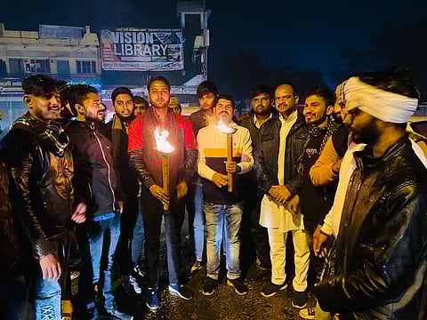 BJP युवा मोर्चा के कार्यकर्ताओं ने चौक बाजार बरुआसागर में पंजाब सरकार का फूंका पुतला