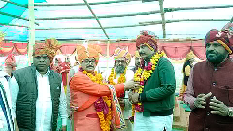 नीम वाली माता मंदिर स्थित श्री शनि महाभागवत कथा एवं 11 कुंडी महायज्ञ महोत्सव की शोभायात्रा में सम्मिलित हुए मुख्य अतिथि डॉ संदीप सरावगी।