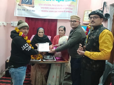 स्मृतिशेष टी एन के चित्र पर पुष्प अर्पित करके किया गया