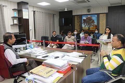 आयुष्मान भारत योजना का लाभ पंजीकृत श्रमिकों को दिलायें - कलेक्टर