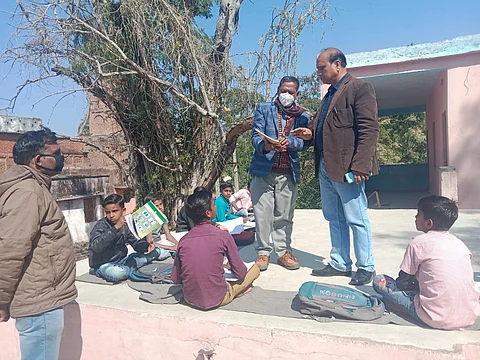 जिला शिक्षा अधिकारी श्री यू एन मिश्रा ने आज बसई क्षेत्र के कई स्कूलों का ओचिक निरीक्षण किया