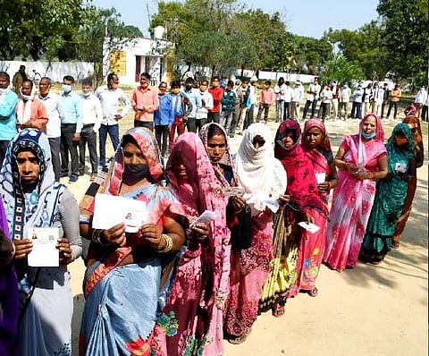 वोट डालते हुए लोग