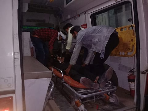 अज्ञात वाहन की टक्कर से बाइक सवार घायल, झांसी रेफर