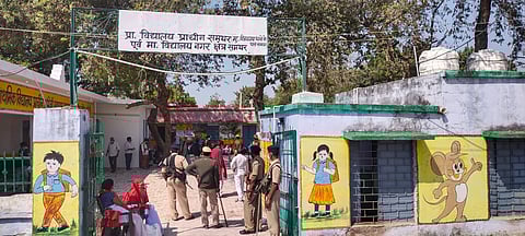 प्राथमिक विद्यालय प्राचीन समथर बूथ संख्या 61 की वोटिंग मशीन पड़ी हुई है खराब