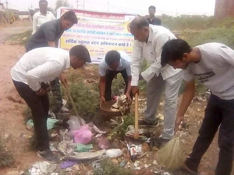 साफ़ सफाई करते हुए कार्यकर्ता