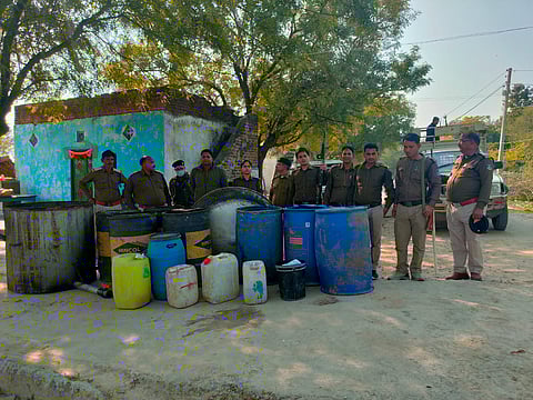 आबकारी उप निरीक्षक टी आर वर्मा,आबकारी उपनिरीक्षक ध्वनि भदौरिया एवँ थाना प्रभारी दूरसड़ा एवँ पुलिस बल शामिल रहा।