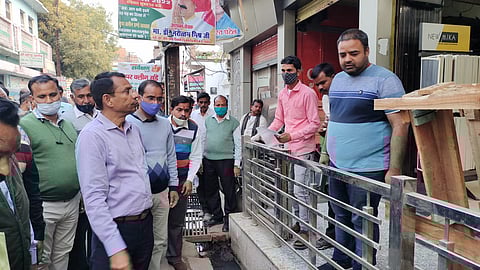 स्वच्छता के प्रति लोगों को जागरूक करने हेतु अधिकारियों एवं कर्मचारियों ने निकाली रैली