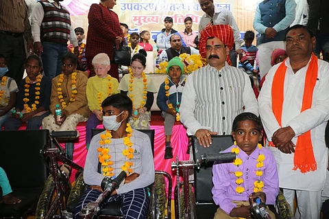 दिव्यांग छात्र-छात्राओं के सम्मान एवं सहायक उपकरण वितरण कार्यक्रम