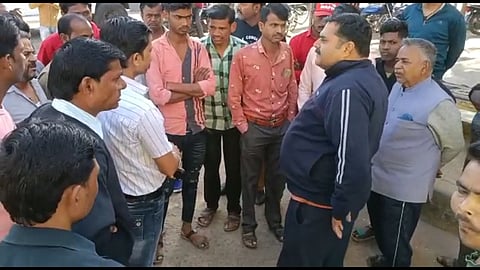 बात करते हुए लोग