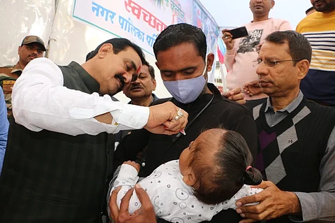 गृह मंत्री ने नन्हें मुन्हें बच्चों को पिलाई पोलियों की दवा