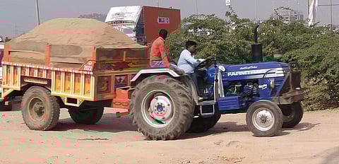 तेज रफ्तार वाहन ओवर लोड सड़कों पर दौड़ रहे