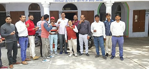 राजस्थान सरकार द्वारा पुरानी पेंशन बहाली पर, अटेवा मंच ने आदर्श इंटर कॉलेज मोंठ में मनाई खुशियां।