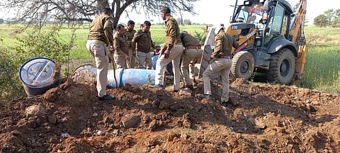 आबकारी व पुलिस स्टाफ के कबूतरा डेरा बरल में दबिश दी गई