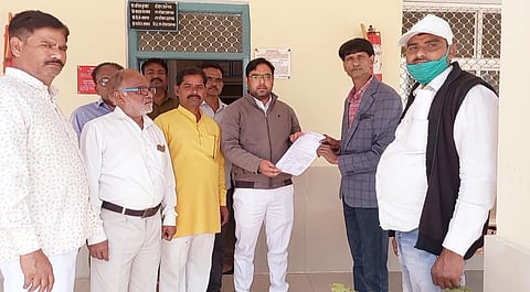मोंठ रेलवे स्टेशन पर ट्रेनों के ठहराव की मांग।