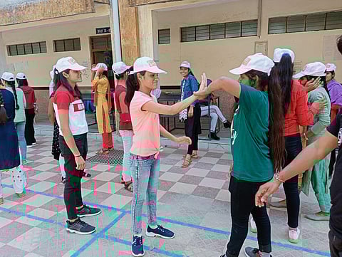 आत्मरक्षा प्रशिक्षण ले रही छात्राओं के बीच पहुंचे एडीएम