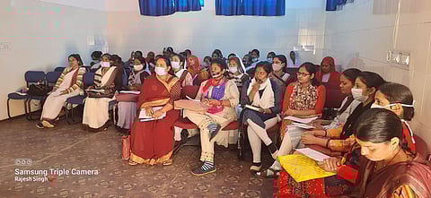 आशा बहू और सगनियों को सभागार में मीटिंग के दौरान कहा कि ब्लड प्रेशर ,शुगर, कोविड से लेकर अन्य जांचों को अपने केंद्र पर ही करें