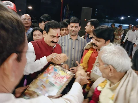 गृहमंत्री डॉ मिश्रा ने किया डॉ रूपेश श्रीवास्तव को सम्मानित