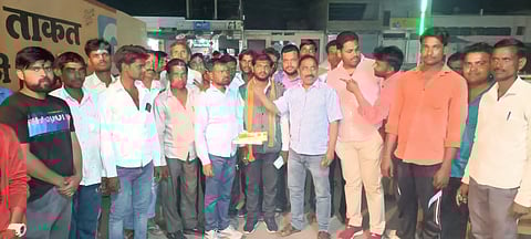 बुलडोजर बाबा के नाम से गुंज उठा क्षेत्र बिजौली भाजपाइयों ने एक-दूसरे को मिठाई खिलाकर दी  बधाईयां