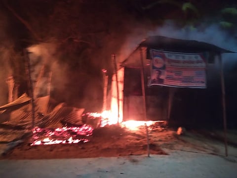 मऊरानीपुर दमेले फील्ड के सामने अज्ञात कारणों के चलते जन सेवा केंद्र एवं बीज भंडार की दुकान में लगी आग