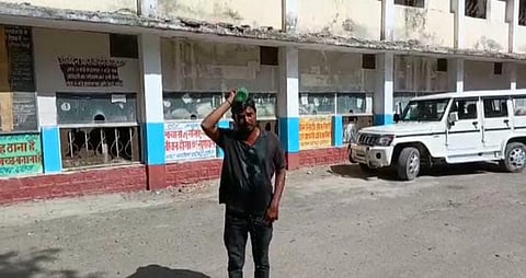 पुलिस से परेशान होकर युवक ने एसपी ऑफिस के प्रांगण मैं खुद पर पेट्रोल डालकर आत्मदाह करने की कोशिश