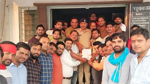 भाजपा और युवा मोर्चा कार्यकर्ताओं ने पूर्व मुख्यमंत्री दिग्विजय सिंह पर प्रकरण दर्ज करने का दिया आवेदन