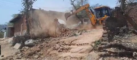 कुख्यात बदमाशों के घरों के बीच सुनाई दी मामा के बुलडोजर की गरज