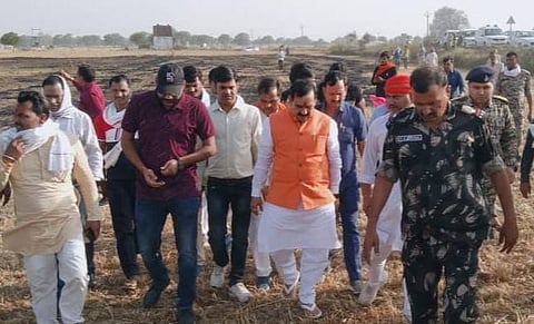 गृहमंत्री ने सेवढ़ा क्षेत्र में खेतों मे लगी आग का लिया जायजा