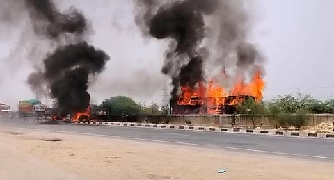 ग्वालियर हाइवे पर डिवाइडर से टकराया सब्जी से भरा ट्रक