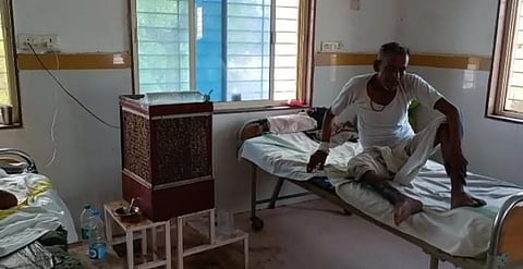 जिला अस्पताल में भर्ती मरीज बेहाल, मेडिकल वार्ड में कूलर लगा हुआ है जो सिर्फ दिखावे, पंखे से आग उगलती हवा आ रही