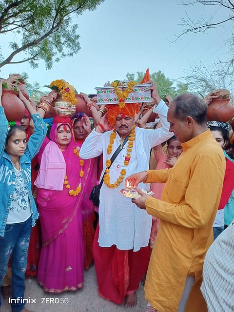 ग्राम अगोरा मे भव्य कलश यात्रा के साथ हुई 7 दिवसीय भागवत कथा प्रारम्भ