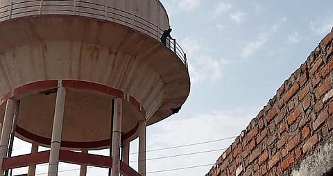 बिजली विभाग से नोड्यूज नहीं मिलने से नाराज व्यक्ति चढ़ा पानी की टंकी पर कूदने की कर रहा था कोशिश समझाने के बाद नीचे उतारा गया