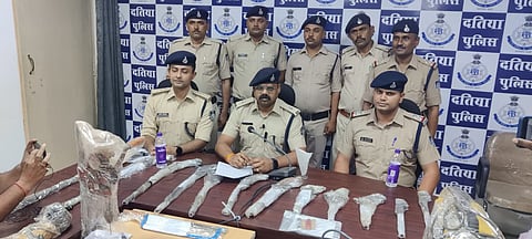 अवैध हथियार की फैक्ट्री पर पुलिस ने मारी
दबिशअंतरराज्यीय बदमाश सहित एक दर्जन हथियार बरामद