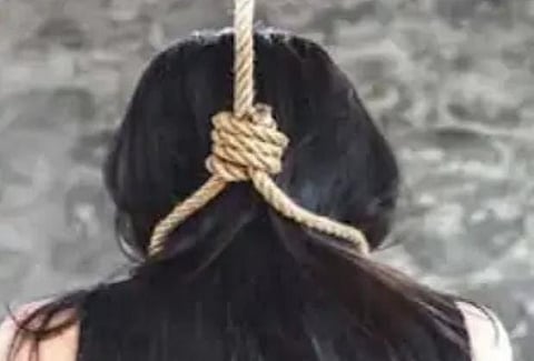 अज्ञात कारणों के चलते 50 साल की वृद्धा ने फांसी के फंदे पर झूली,
