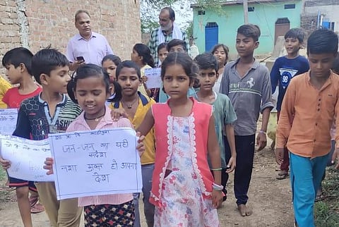 नशा मुक्त भारत नशा मुक्त दतिया बच्चों ने बनाए स्लोगन और चित्र तथा निकाली रैली