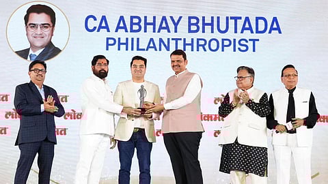 माननीय मुख्यमंत्री श्री देवेंद्र फडणवीस और माननीय उपमुख्यमंत्री श्री एकनाथ शिंदे के हाथों फिलांथ्रोपिस्ट ऑफ द ईयर अवार्ड 2026 प्राप्त करते हुए सीए अभय भुतडा