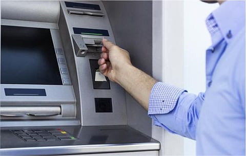 ATM से पैसा निकाला लेकिन बाहर नहीं आया और खाते से कट गया, तो ये करें!