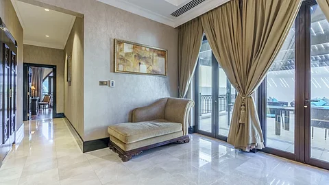 يشمل المشروع شققًا سكنية واسعة متفاوتة المساحة