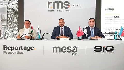 مسؤولو التحالف الإماراتي التركي الأذربيجاني خلال توقيع الاتفاقية
