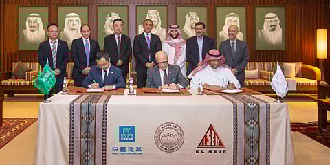 جانب من توقيع العقد بين شركة الدرعية وشركة "السيف مهندسون مقاولون" والشركة الصينية العامة للهندسة المعمارية "CSCEC"
