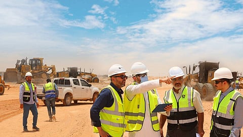 مهندسون خلال إشرافهم على أعمال البناء بمشروع «بنان»