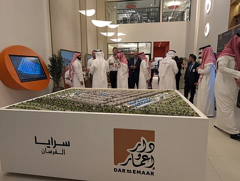 يضم المركز مجسَّمًا ثلاثي الأبعاد لمشاريع الشركة وشاشات عرض تفاعلية