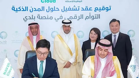 أثناء توقيع مسؤولي الشركتين عقد التشغيل
