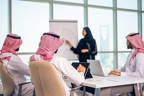 موظفون سعوديون