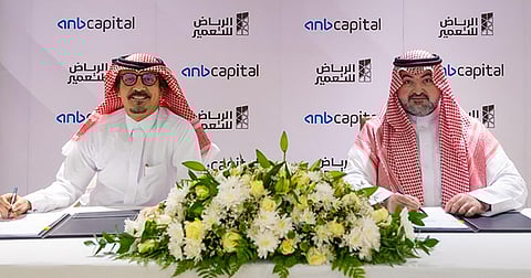 أثناء توقيع الاتفاقية بين "الرياض للتعمير" و"العربي المالية"