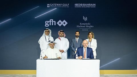 أثناء توقيع الاتفاقية