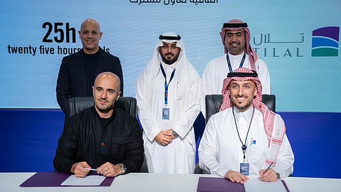 أثتاء توقيع الاتفاقيات